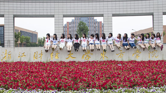 钱江晚报:浙财大东方学院学生用镜头记录四年的成长 青春不散,后会有