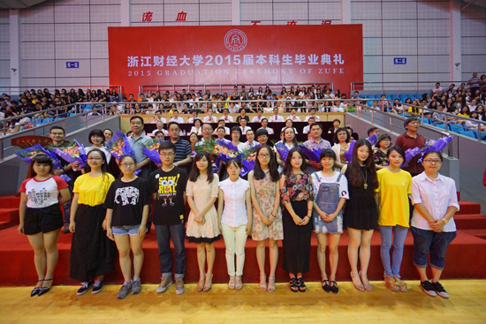 毕业生代表给优秀导师代表鲜花