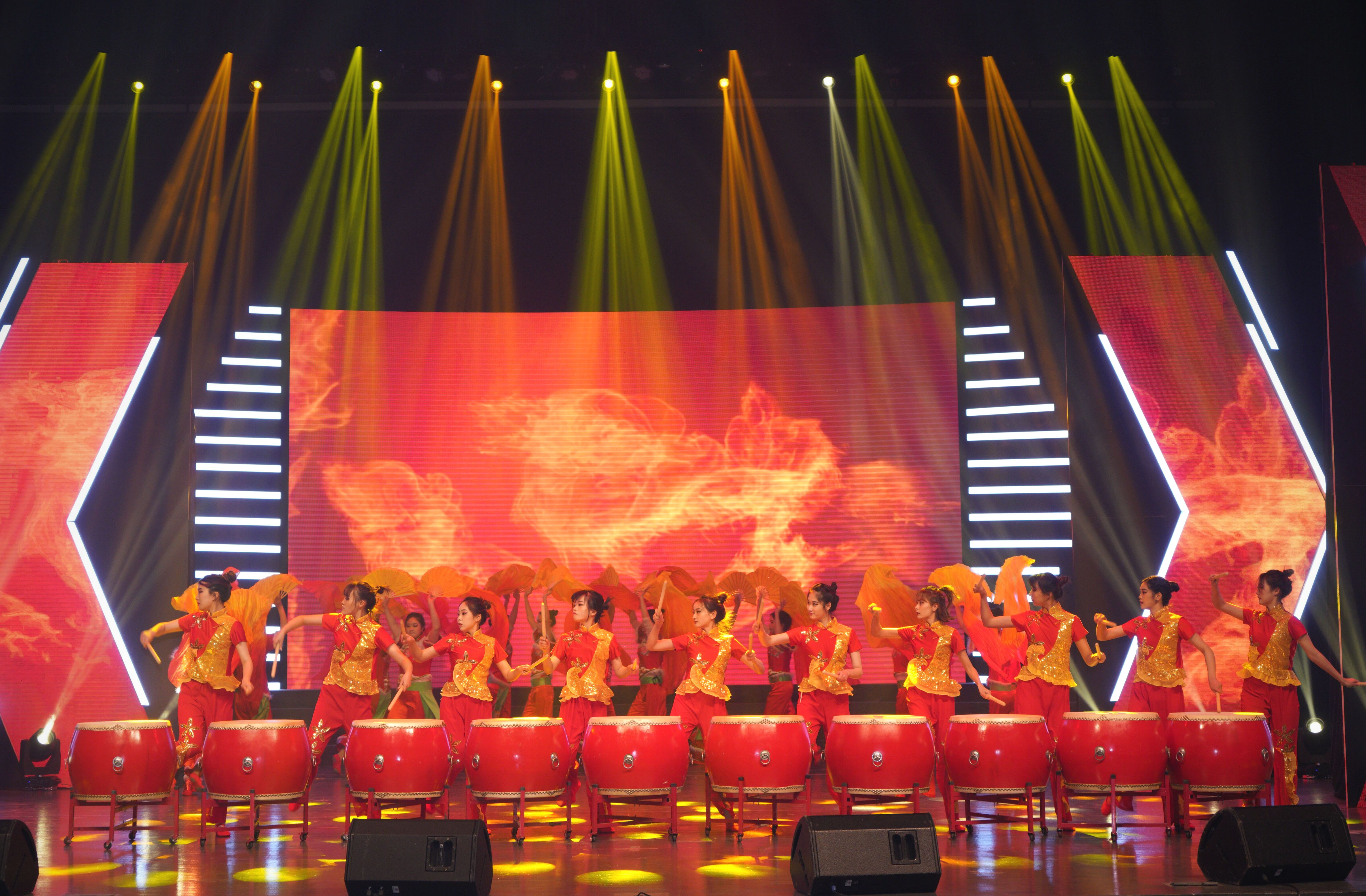 开场舞《鼓舞飞扬》