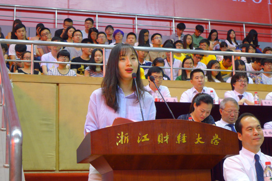 毕业生代表经贸学院冯瑶瑶同学发言