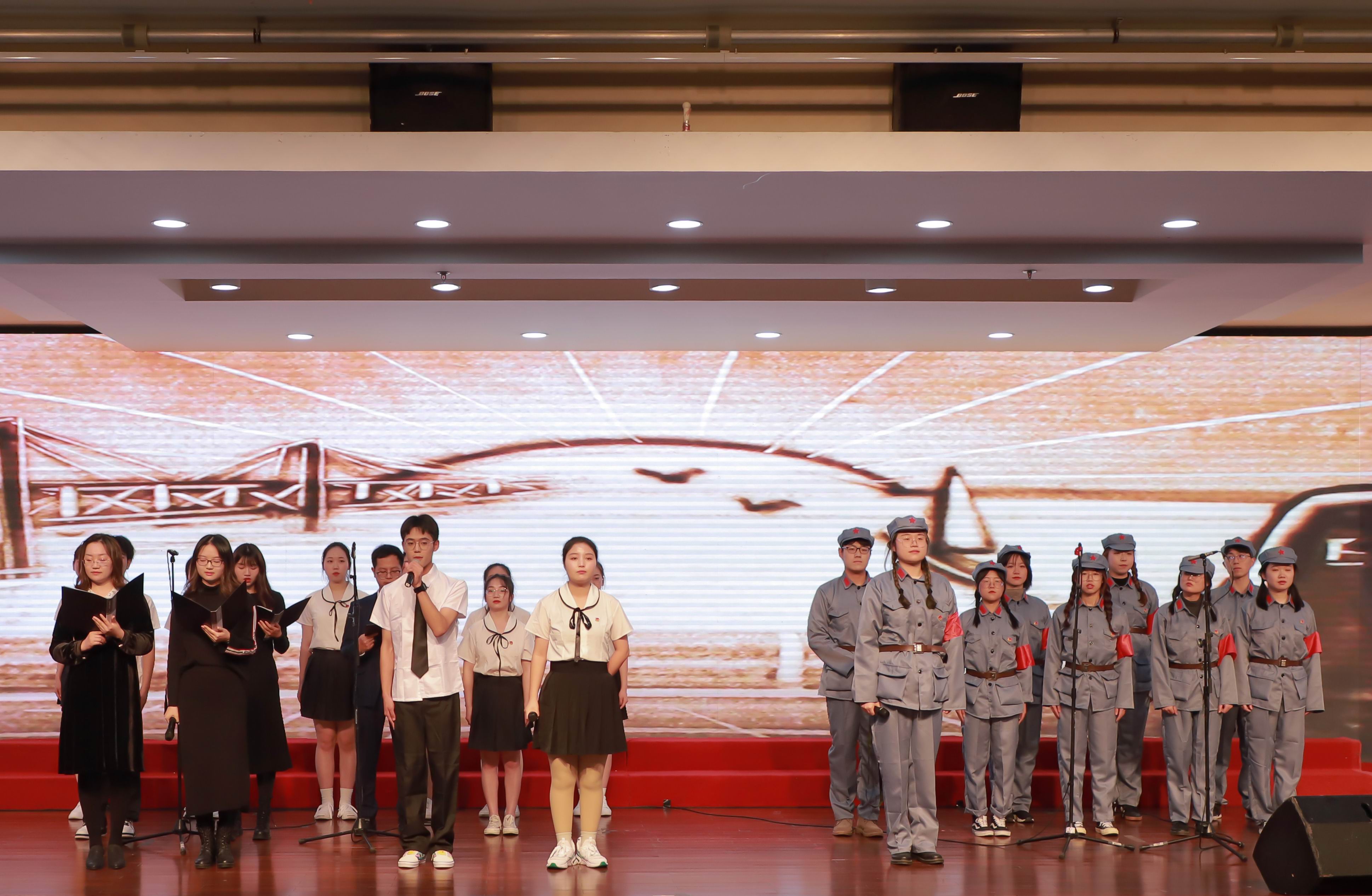 我为祖国自豪——小学部三年级“庆祝中华人民共和国成立七十一周年”观影及爱国诗歌朗诵会-中山市三鑫学校