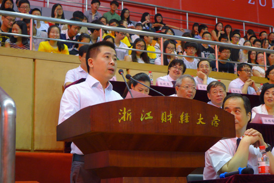 毕业生家长代表余晓发言