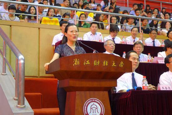 校友代表华数传媒网络有限公司董事长兼总裁励怡青发言