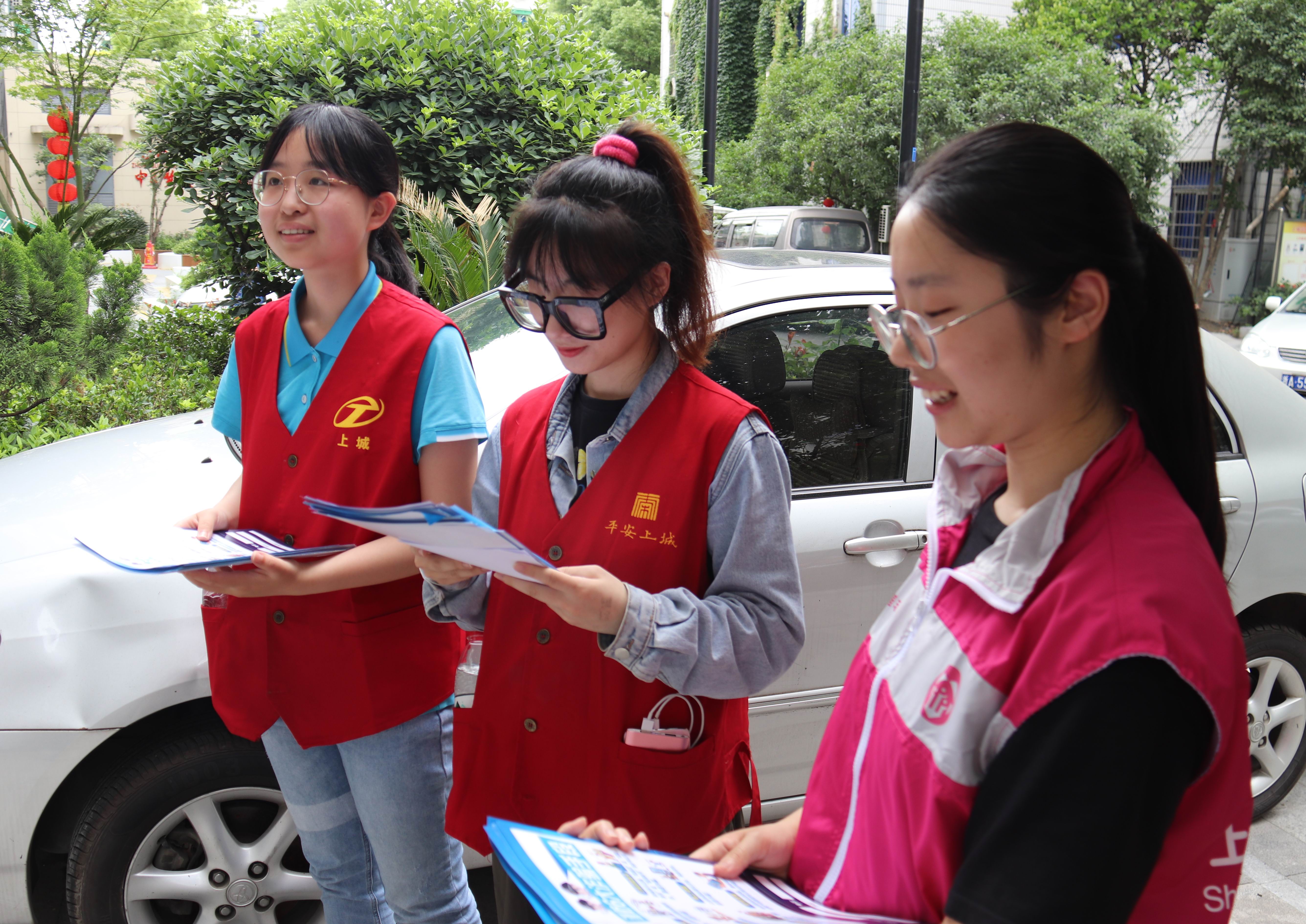 外语学院党员志愿者进社区开展防诈骗宣传